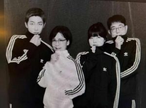 RM (BTS) thừa hưởng vẻ đẹp từ cha mẹ