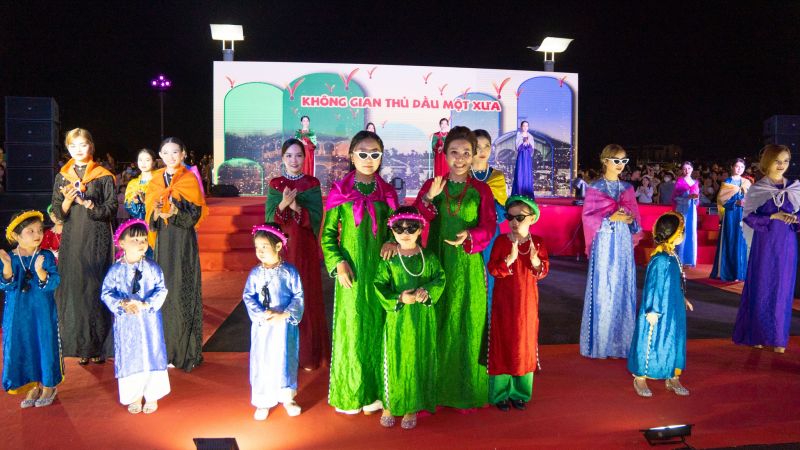 Ngắm ''Lụa'' của NTK Huệ Thi qua bước catwalk điêu luyện của dàn mẫu nhí