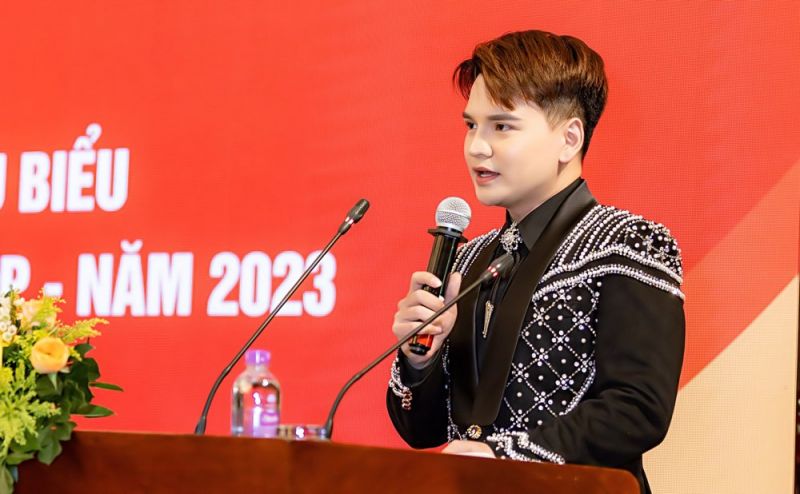 MC Phạm Trường Giang vinh dự nhận cúp Vàng Doanh nhân tiêu biểu 2023