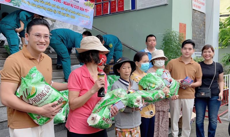 Hà Trí Quang và Thanh Đoàn ''lì xì'' cho bà con nghèo đón Tết Quý Mão