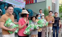 H&agrave; Tr&iacute; Quang v&agrave; Thanh Đo&agrave;n ''l&igrave; x&igrave;'' cho b&agrave; con ngh&egrave;o đ&oacute;n Tết Qu&yacute; M&atilde;o