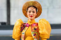 Thanh Hằng - Lan Khu&ecirc; c&ugrave;ng d&agrave;n Hoa hậu, &Aacute; hậu đ&igrave;nh đ&aacute;m biến Khu H&ograve;a B&igrave;nh của Đ&agrave; Lạt th&agrave;nh &ldquo;s&agrave;n diễn&rdquo; &Aacute;o D&agrave;i khổng lồ