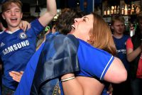 Người h&acirc;m mộ Chelsea ở Porto v&agrave; London mở party ăn mừng sau khi đội b&oacute;ng của họ đ&aacute;nh bại Manchester City 1-0 trong trận chung kết Champions League