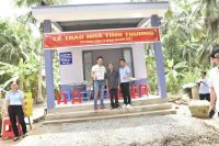 Ca sĩ L&ecirc; T&ugrave;ng Anh về qu&ecirc; diễn vi&ecirc;n Đo&agrave;n Minh T&agrave;i trao qu&agrave; từ thiện
