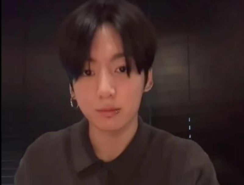 BTS Jungkook gây chú ý vì vòng tay bí ẩn, fan tranh cãi về quyền riêng tư