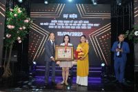 Nghệ sĩ Tr&uacute;c Thy lập kỷ lục Việt Nam về s&aacute;ng t&aacute;c b&agrave;i h&aacute;t Tiếng Anh phục vụ c&ocirc;ng việc giảng dạy