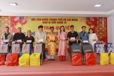NSND Trịnh Kim Chi mang Tết sớm cho nghệ sĩ ngh&egrave;o