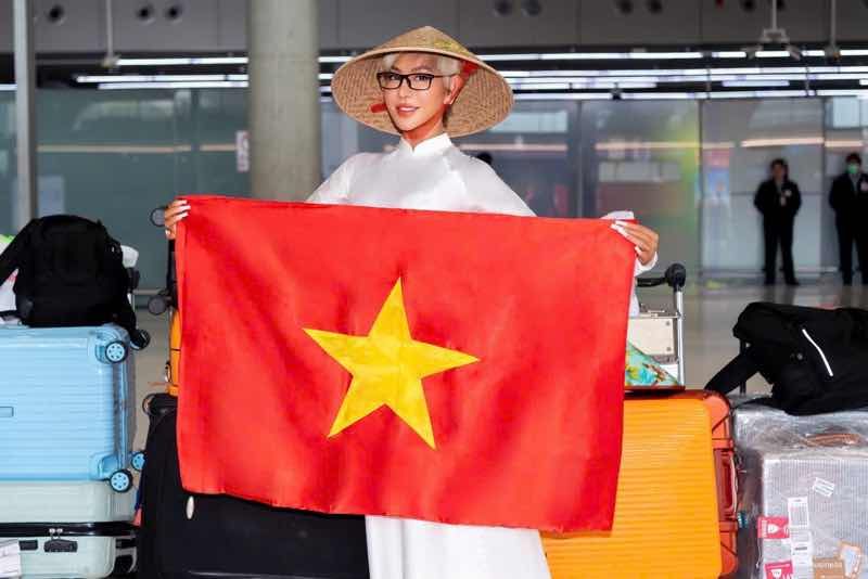 Giữa d&agrave;n th&iacute; sinh quốc tế, V&acirc;n Phạm chọn kể c&acirc;u chuyện Việt Nam bằng &aacute;o d&agrave;i v&agrave; n&oacute;n l&aacute;