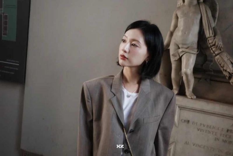 Kim Ji Won g&acirc;y sốt với m&aacute;i t&oacute;c bob thanh lịch tại Milan