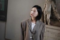 Kim Ji Won g&acirc;y sốt với m&aacute;i t&oacute;c bob thanh lịch tại Milan