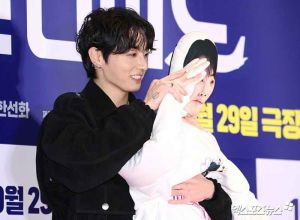 Jungkook gây bất ngờ khi “bế” Cha Eun Woo đến buổi ra mắt phim