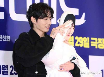 Jungkook gây bất ngờ khi “bế” Cha Eun Woo đến buổi ra mắt phim