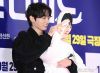 Jungkook g&acirc;y bất ngờ khi &ldquo;bế&rdquo; Cha Eun Woo đến buổi ra mắt phim