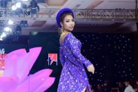 Hoa hậu Linh Huỳnh l&agrave;m say l&ograve;ng mặc kh&aacute;ch tao nh&acirc;n trong &ldquo;Đại sứ &Aacute;o d&agrave;i Việt Nam&rdquo; của NTK Việt H&ugrave;ng