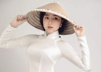 Dưới ống k&iacute;nh của Vũ Thanh T&ugrave;ng, Vũ Trần Bảo Nguy&ecirc;n khoe nụ cười tỏa nắng trong n&oacute;n l&aacute; Việt Nam