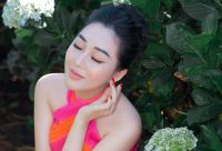 Hoa hậu Huỳnh Thu&yacute; Anh đẹp mơ mộng giữa vườn hoa cẩm t&uacute; cầu