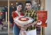 Nam vương Cao Xu&acirc;n T&agrave;i tặng b&oacute; hoa độc nhất S&agrave;i G&ograve;n cho hoa hậu Kim Nguy&ecirc;n