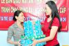 NSƯT Trịnh Kim Chi gấp r&uacute;t trao nh&agrave; t&igrave;nh thương đ&oacute;n năm mới