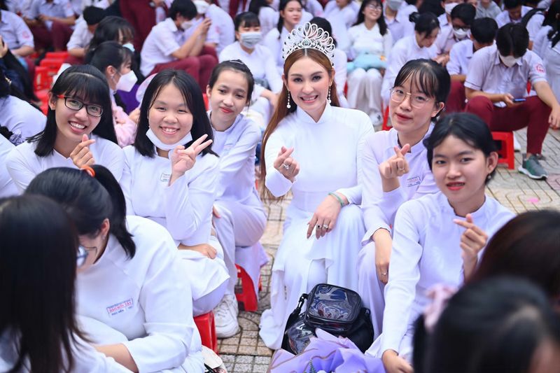 Cô giáo Thanh Nhã trao học bổng cho học sinh trường THPT Đào Sơn Tây - nơi cô từng công tác!