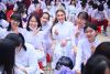 C&ocirc; gi&aacute;o Thanh Nh&atilde; trao học bổng cho học sinh trường THPT Đ&agrave;o Sơn T&acirc;y - nơi c&ocirc; từng c&ocirc;ng t&aacute;c!