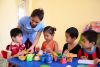 Tăng thu nhập, giảm giờ l&agrave;m cho gi&aacute;o vi&ecirc;n mầm non