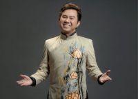 Ca sĩ Quốc Đại c&ugrave;ng NTK Việt H&ugrave;ng t&ocirc;n vinh &Aacute;o d&agrave;i