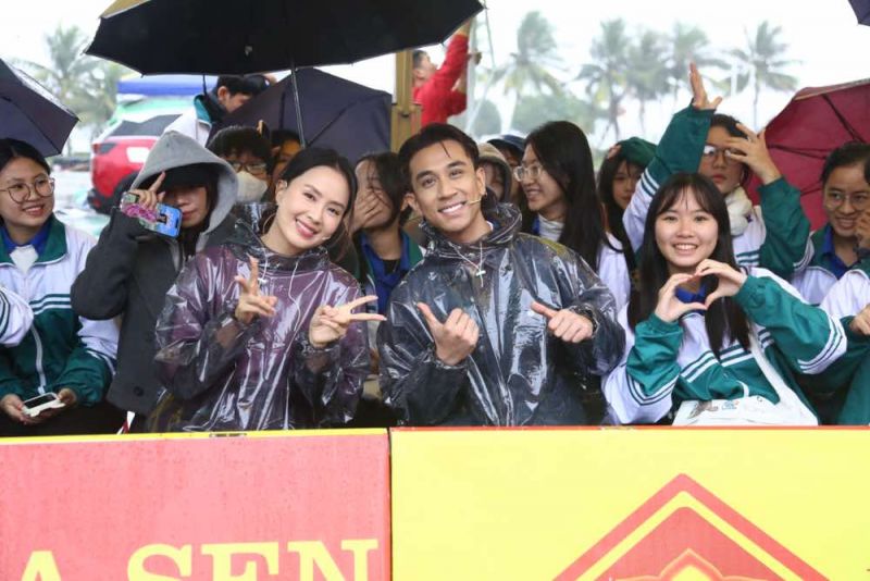 Mái ấm gia đình Việt: Hồng Diễm và Dương Edward đội mưa mang về 100 triệu đồng cho trẻ em mồ côi
