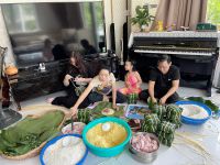 Gia đ&igrave;nh NSƯT Trịnh Kim Chi sum vầy g&oacute;i b&aacute;nh chưng tại nh&agrave; mới