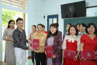 C&ugrave;ng NTK Việt H&ugrave;ng, Nghệ sỹ Th&uacute;y Nga, Quốc Đại, hoa kh&ocirc;i Anh Thư lan tỏa t&igrave;nh y&ecirc;u &Aacute;o d&agrave;i đến c&aacute;c c&ocirc; gi&aacute;o Quảng Trị
