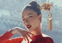 &Aacute; hậu Kh&aacute;nh Phương quyến rũ nồng n&agrave;n trong t&agrave; &aacute;o d&agrave;i mừng năm mới