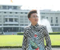 Ca sĩ Sỹ Lu&acirc;n lịch l&atilde;m, phong độ trong &aacute;o d&agrave;i Việt H&ugrave;ng