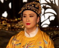 HOA HẬU DIỄM CH&Acirc;U: NỬA Đ&Ecirc;M VẪN KH&Oacute;C CƯỜI ĐỂ TẬP DIỄN CHO PHƯỢNG KHẤU