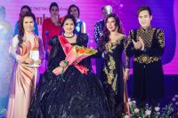 Nguy&ecirc;n Vũ c&ugrave;ng Mai Thu Huyền v&agrave; Băng Ch&acirc;u trao chứng nhận cho Top 10 cuộc thi Miss World Business 2019