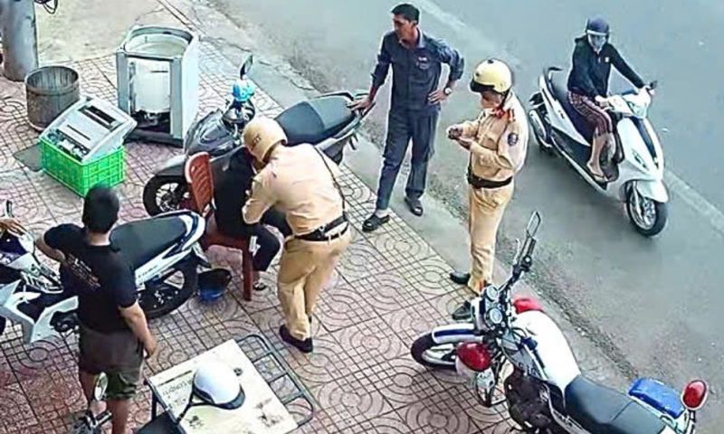 Lá thư của cô gái bị đau tim, ngất xỉu được CSGT giúp đỡ khiến hàng ngàn người người xúc động
