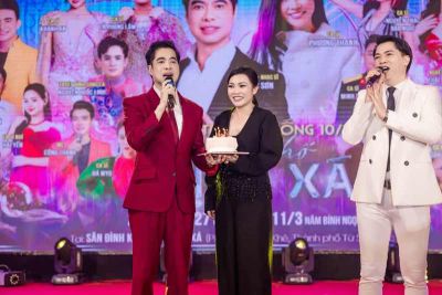 Ngọc Sơn mang b&aacute;nh kem l&ecirc;n s&acirc;n khấu, 10.000 kh&aacute;n giả h&aacute;t mừng sinh nhật Phương Thanh l&uacute;c nửa đ&ecirc;m