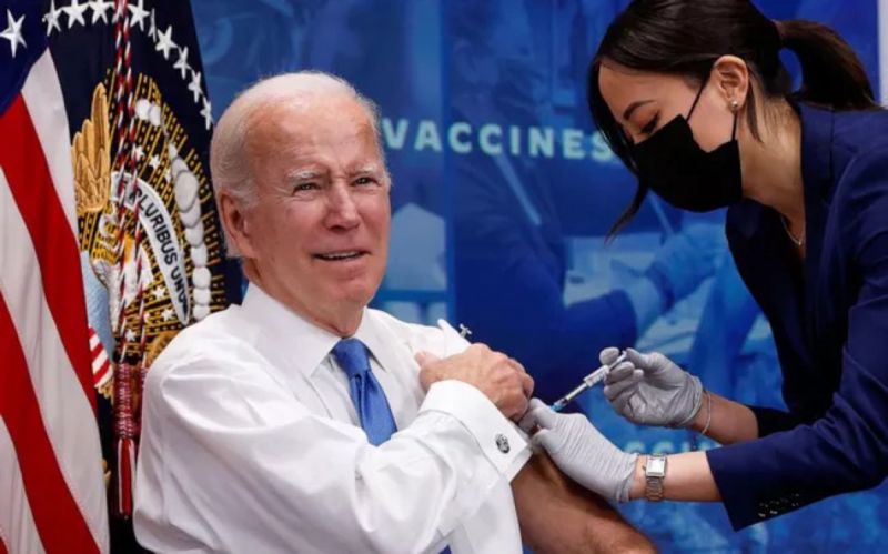 Tổng thống Mỹ Biden tiêm mũi vaccine COVID-19 tăng cường phiên bản cập nhật