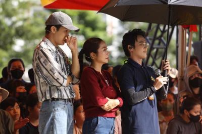 Huỳnh Lập v&agrave; Rapper Ti&ecirc;u Minh Phụng x&uacute;c động kể tuổi thơ học b&agrave;i bằng đ&egrave;n cầy tại &ldquo;M&aacute;i ấm gia đ&igrave;nh Việt&rdquo;