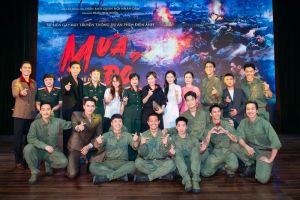 TIỂU ĐỘI 1 BA MIỀN BẮC, TRUNG, NAM HỘI NGỘ TẠI SHOWCASE RA MẮT PHIM ĐIỆN ẢNH “MƯA ĐỎ”