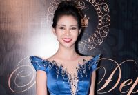 &Aacute; Hậu Li&ecirc;n Phương duy&ecirc;n d&aacute;ng trong bộ v&aacute;y m&agrave;u xanh sapphire