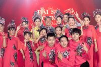 Mẫu nh&iacute; Đại sứ &aacute;o d&agrave;i bảng Thiếu nhi vẽ l&ecirc;n một giấc mơ đẹp như cổ t&iacute;ch trong đ&ecirc;m Gala Đại sứ &aacute;o d&agrave;i Việt Nam