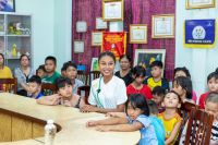 Miss Earth Việt Nam 2022 - Thạch Thu Thảo giản dị chơi đ&ugrave;a c&ugrave;ng c&aacute;c em nhỏ