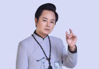 Ca sĩ Đ&ocirc;ng Qu&acirc;n lịch l&atilde;m trong &aacute;o d&agrave;i của NTK Việt H&ugrave;ng