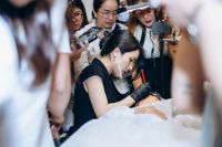 Nữ giảng vi&ecirc;n xinh đẹp v&agrave; quy tắc l&agrave;m nghề phun xăm: &Aacute;p lực tạo kim cương