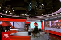 Bi&ecirc;n tập vi&ecirc;n BBC diện vest đọc bản tin, nhưng b&ecirc;n dưới lại mặc... quần đ&ugrave;i