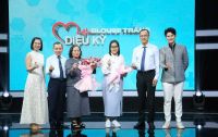 Blouse Trắng Diệu Kỳ: Cha mẹ suy sụp khi con g&aacute;i gặp bệnh hiếm