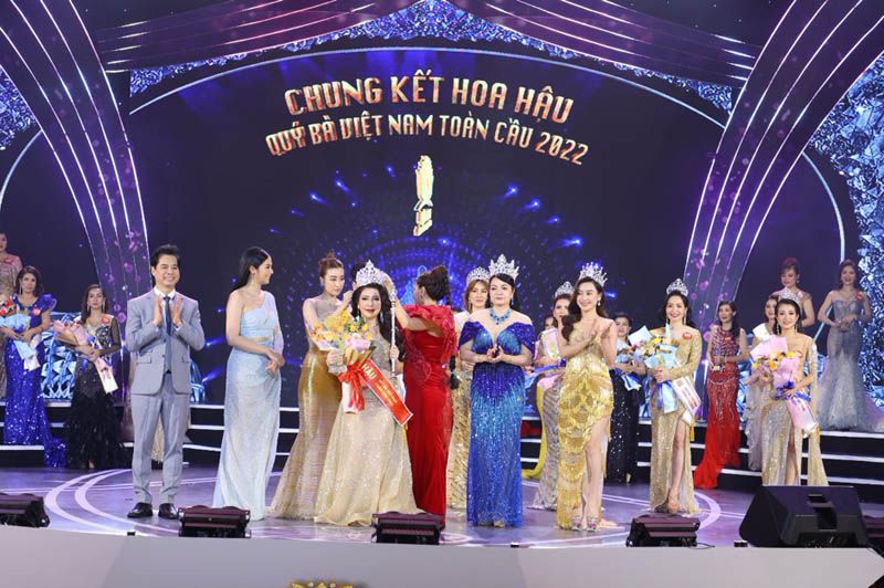 Doanh nhân Trần Thị Ái Loan đăng quang Hoa hậu Quý bà Việt Nam Toàn cầu 2022