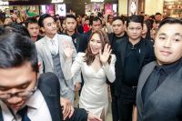 Mỹ T&acirc;m rạng rỡ giữa rừng fans trong ng&agrave;y ra mắt bộ phim đầu tay ''Chị trợ l&yacute; của anh''