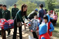Hoa hậu Ch&acirc;u &Aacute; Kim Nguyễn chung tay c&ugrave;ng bộ đội Đồn bi&ecirc;n ph&ograve;ng cửa khẩu T&eacute;n Tằn hỗ trợ l&agrave;m đường v&agrave; trao qu&agrave; cho b&agrave; con ngh&egrave;o