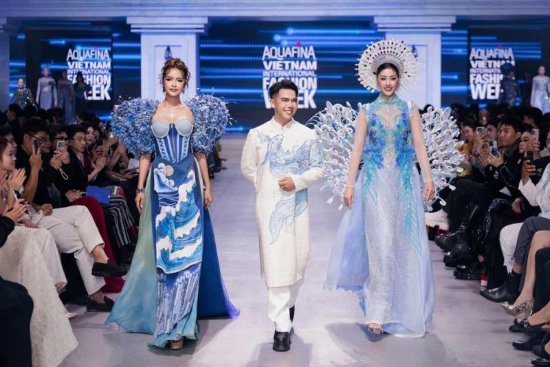 NTK Đặng Trọng Minh Ch&acirc;u mang &aacute;o d&agrave;i &ldquo;Thủy ảnh&rdquo; l&ecirc;n s&agrave;n diễn quốc tế