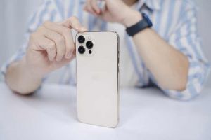 C&oacute; n&ecirc;n mua iPhone cũ m&ugrave;a Black Friday?